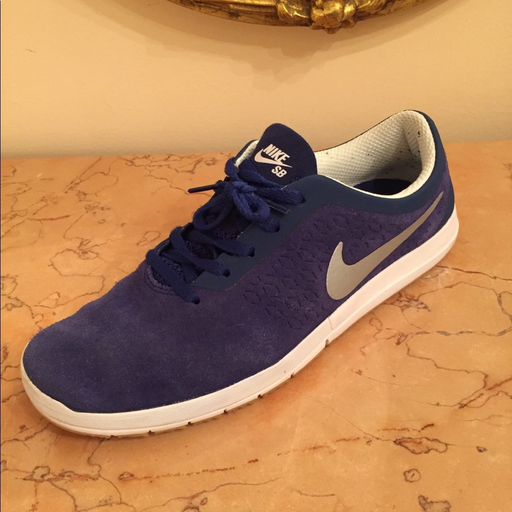 Men’s Nike Sneakers - Picture 3 of 3